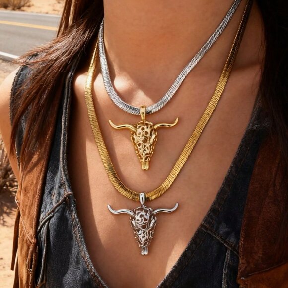 Western Cowboy Women's Horseshoe Bull Head Necklace - Picture 1 of 6